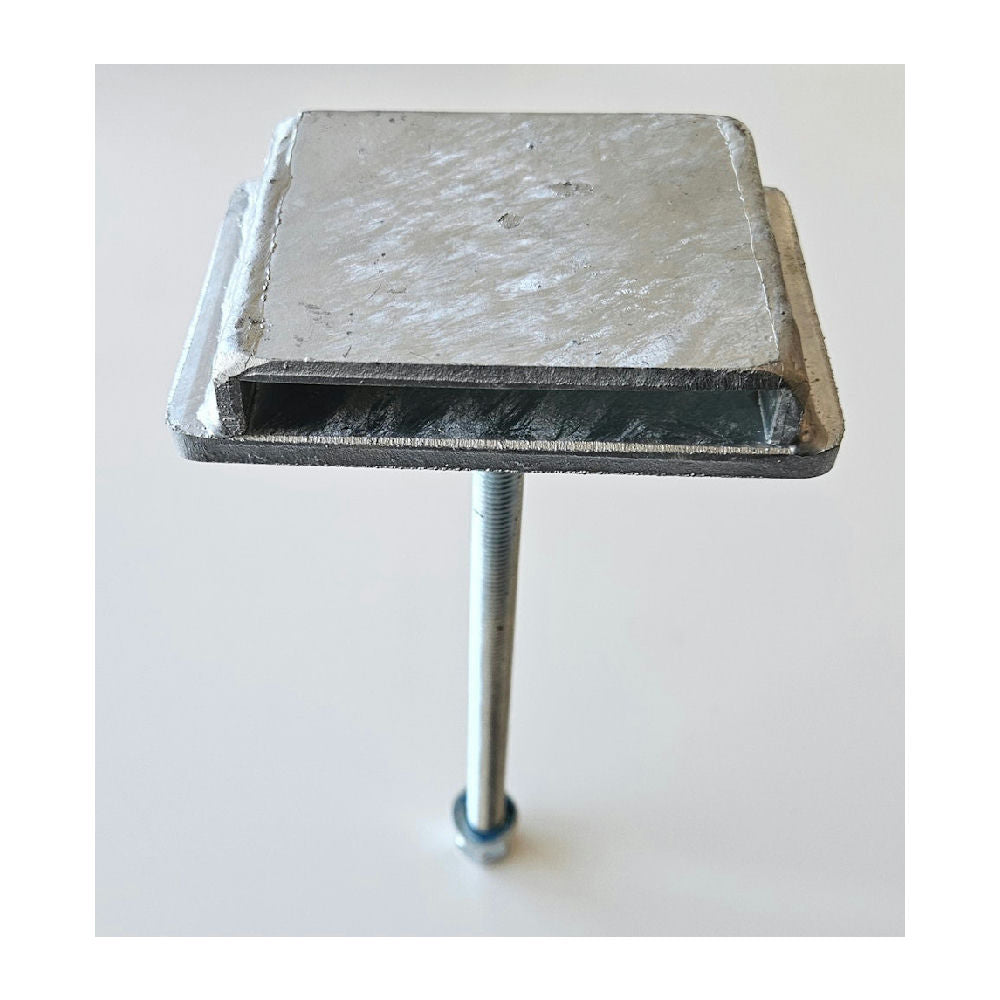 Infästning bygel för insticksbom gånggärnsida